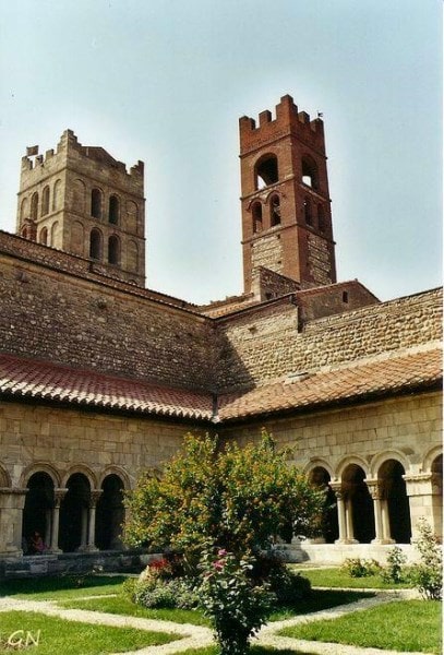 abbaye arles sur tech logeren bij belgen