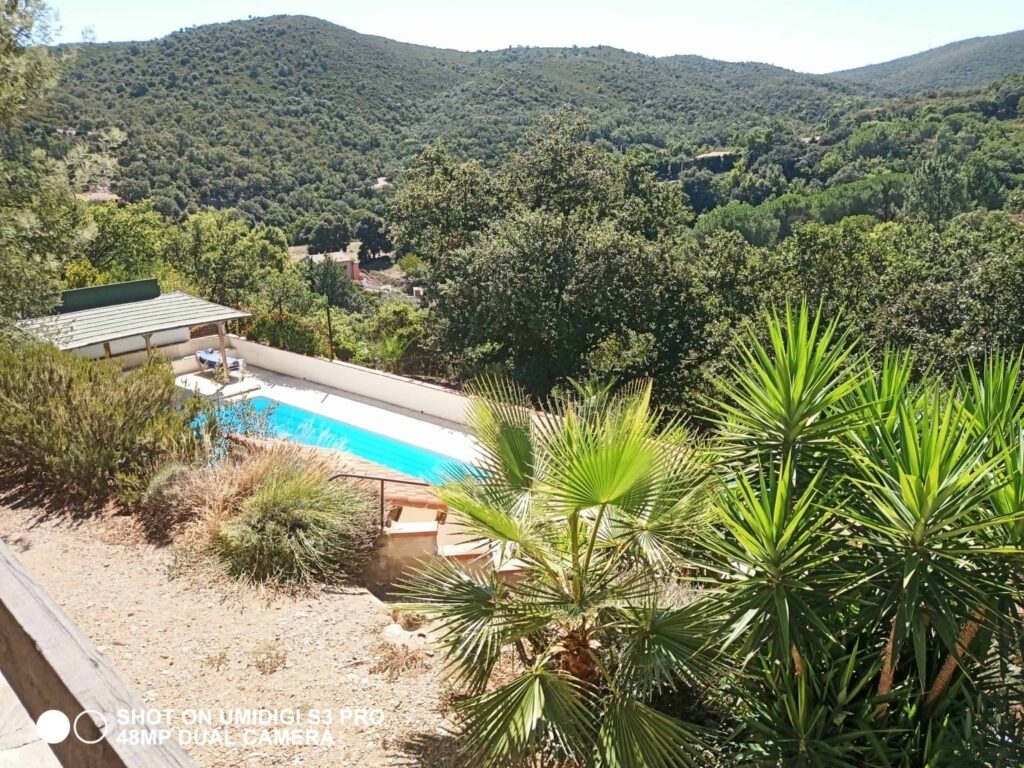 Te koop Chambres d'hôtes & Gîtes (of om te vormen tot Restaurant) in Zuid Frankrijk, 20km van Perpignan. vakantie logeren bij belgen in frankrijk